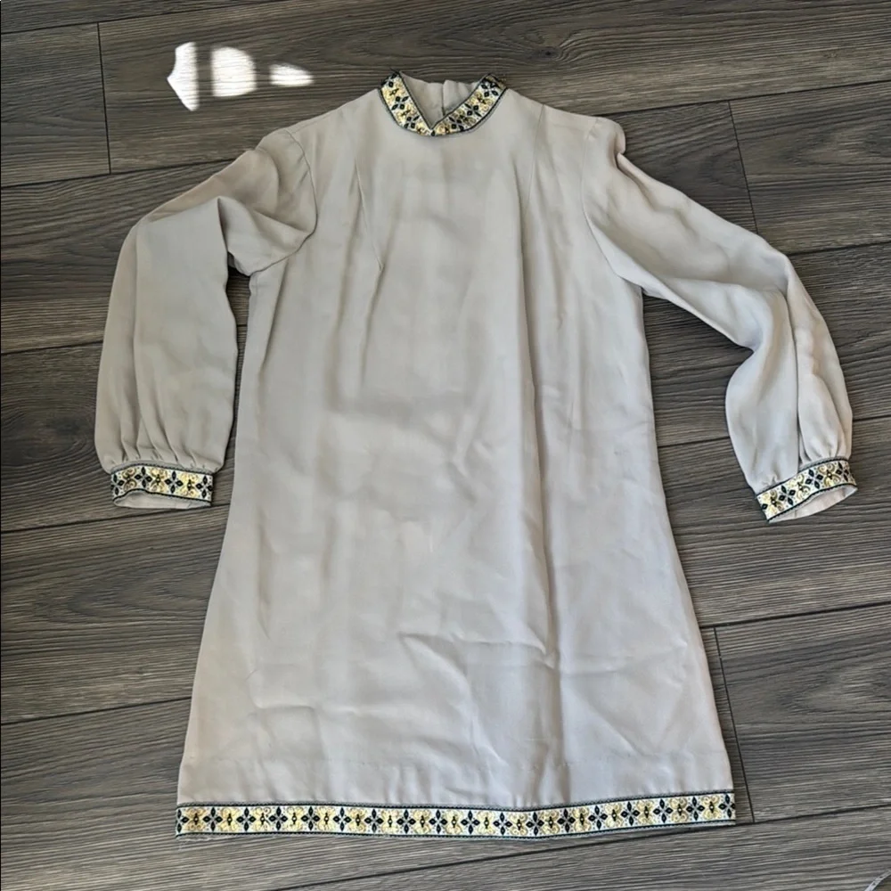 Vintage mod go-go style  long sleeve dress size 7 made of rayon